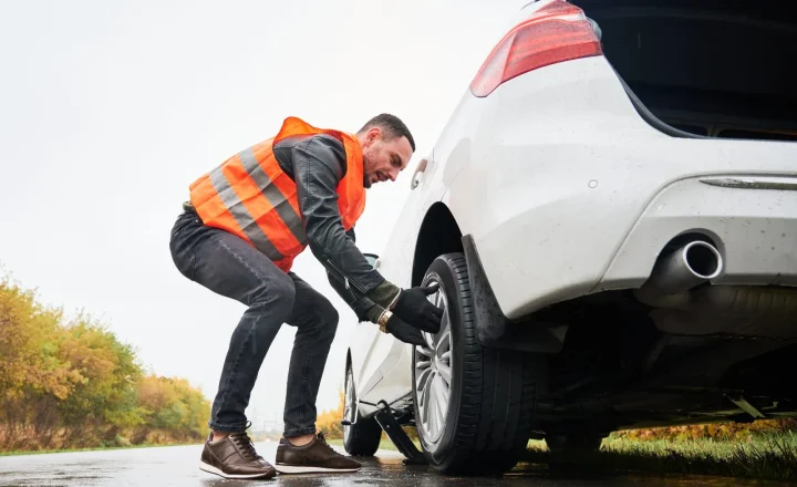 Yolda lastik değiştiren yol yardım personeli